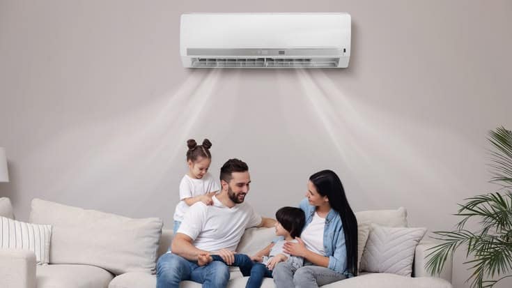 Climatizzatore split a parete in funzione in un soggiorno