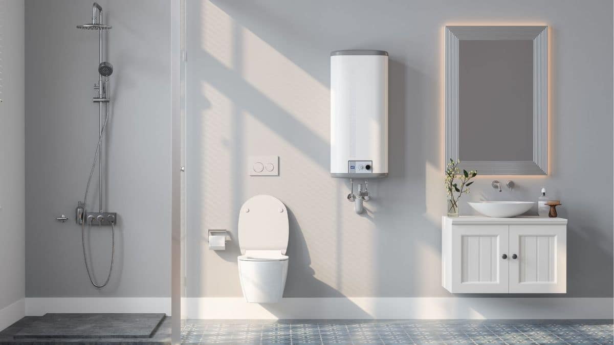 Scaldabagno elettrico a serbatoio installato a parete in un bagno