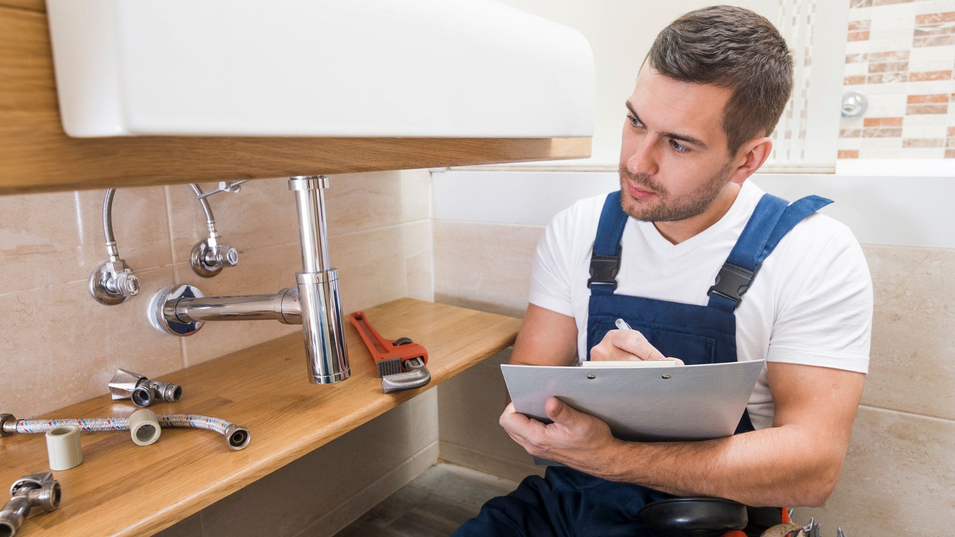 idraulico che aggiusta un lavello